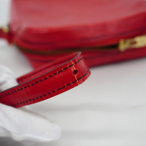 Louis Vuitton Epi Danube Shoulder Bag Red - Picture 9 of 12